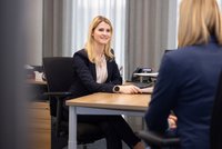 Woman sitting at desk, tips for cooperation with recruitment agencies